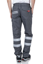 Graue Arbeitshose mit vielen Taschen